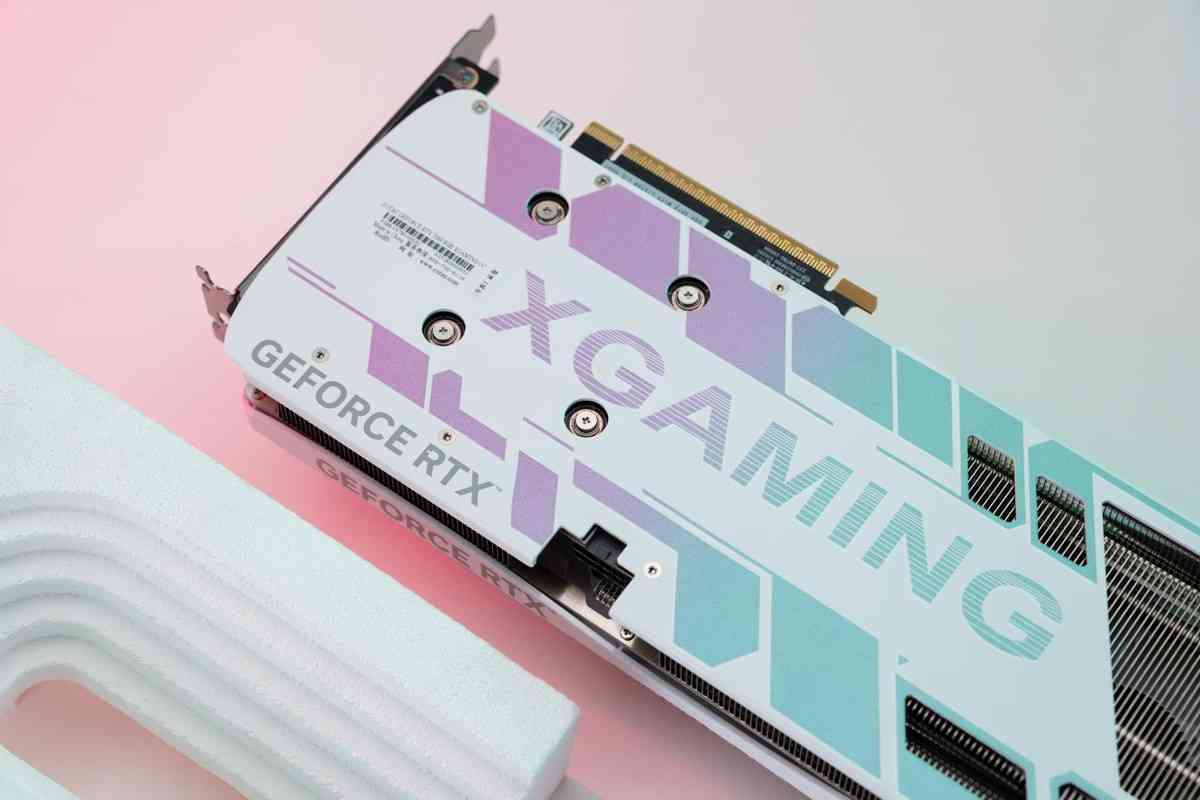 索泰RTX 5060 XGAMING OC显卡全面评测:颜值与性能的双重盛宴 索泰RTX 5060 XGAMING OC显卡全面评测:颜值与性能的双重盛宴