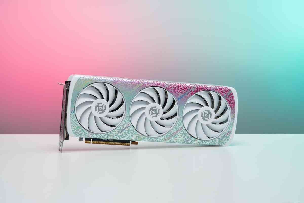 索泰RTX 5060 XGAMING OC显卡全面评测:颜值与性能的双重盛宴 索泰RTX 5060 XGAMING OC显卡全面评测:颜值与性能的双重盛宴