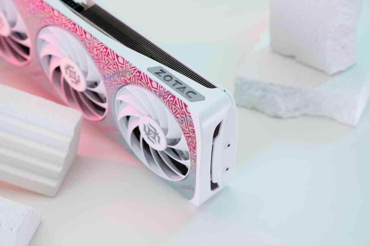 索泰RTX 5060 XGAMING OC显卡全面评测:颜值与性能的双重盛宴 索泰RTX 5060 XGAMING OC显卡全面评测:颜值与性能的双重盛宴