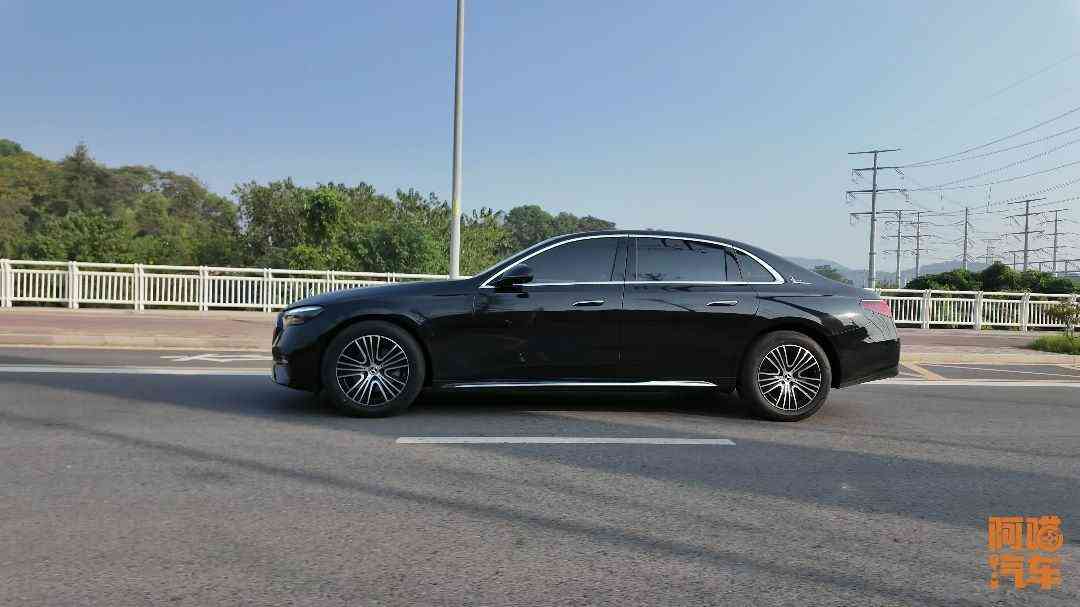 奔驰e300怎么样 BBA不行了?在国产新能源多轮围剿下,为何唯独奔驰E级还能坚挺? 奔驰e300怎么样 BBA不行了?在国产新能源多轮围剿下,为何唯独奔驰E级还能坚挺?