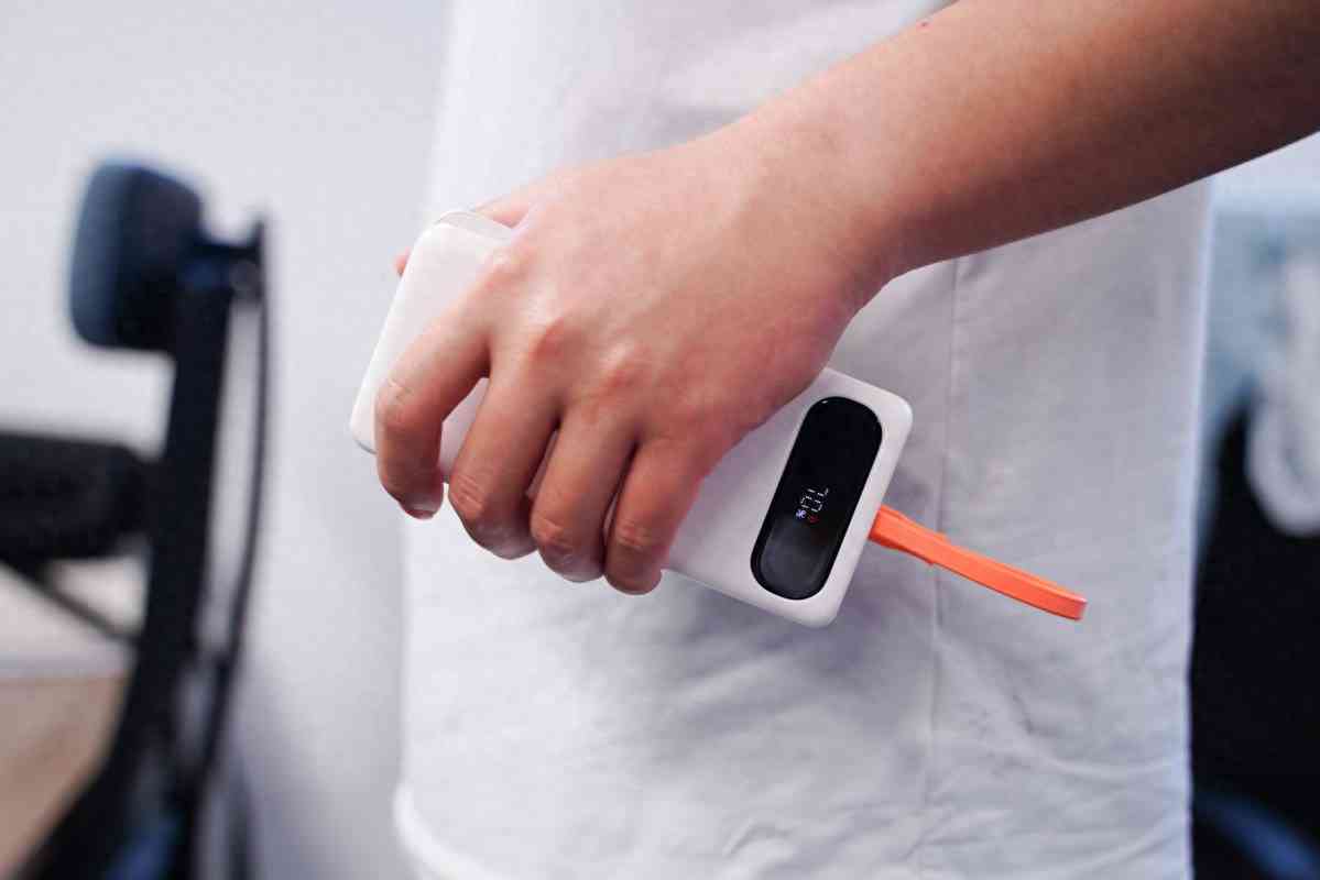 倍思充电宝深度评测：挂绳快充线一体设计，20W快充性能解析