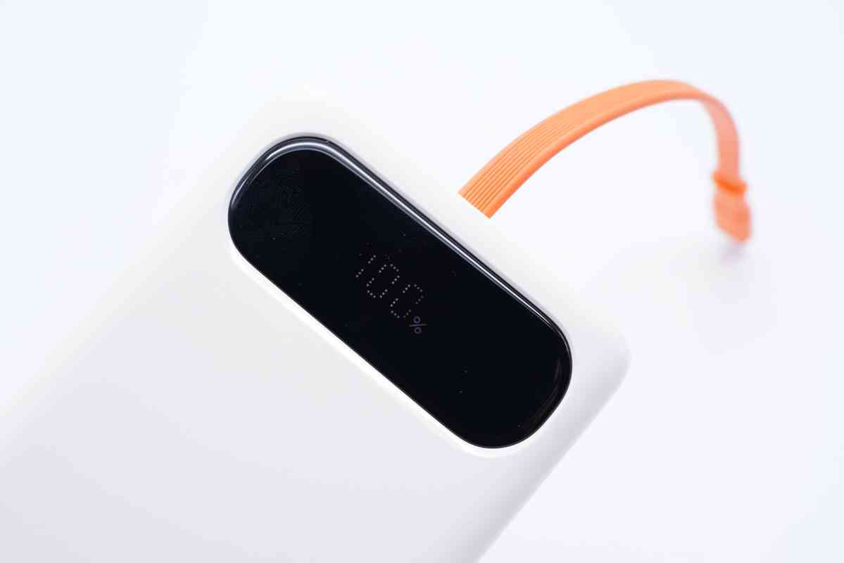 倍思充电宝深度评测：挂绳快充线一体设计，20W快充性能解析