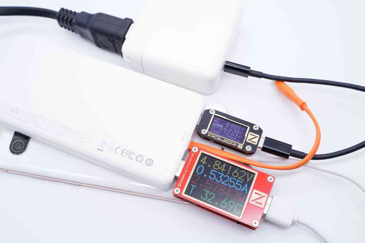 倍思充电宝深度评测：挂绳快充线一体设计，20W快充性能解析