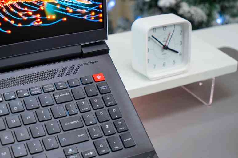 雷神ZERO 2024蜂鸟护眼屏版深度评测：视觉与性能的巅峰之作