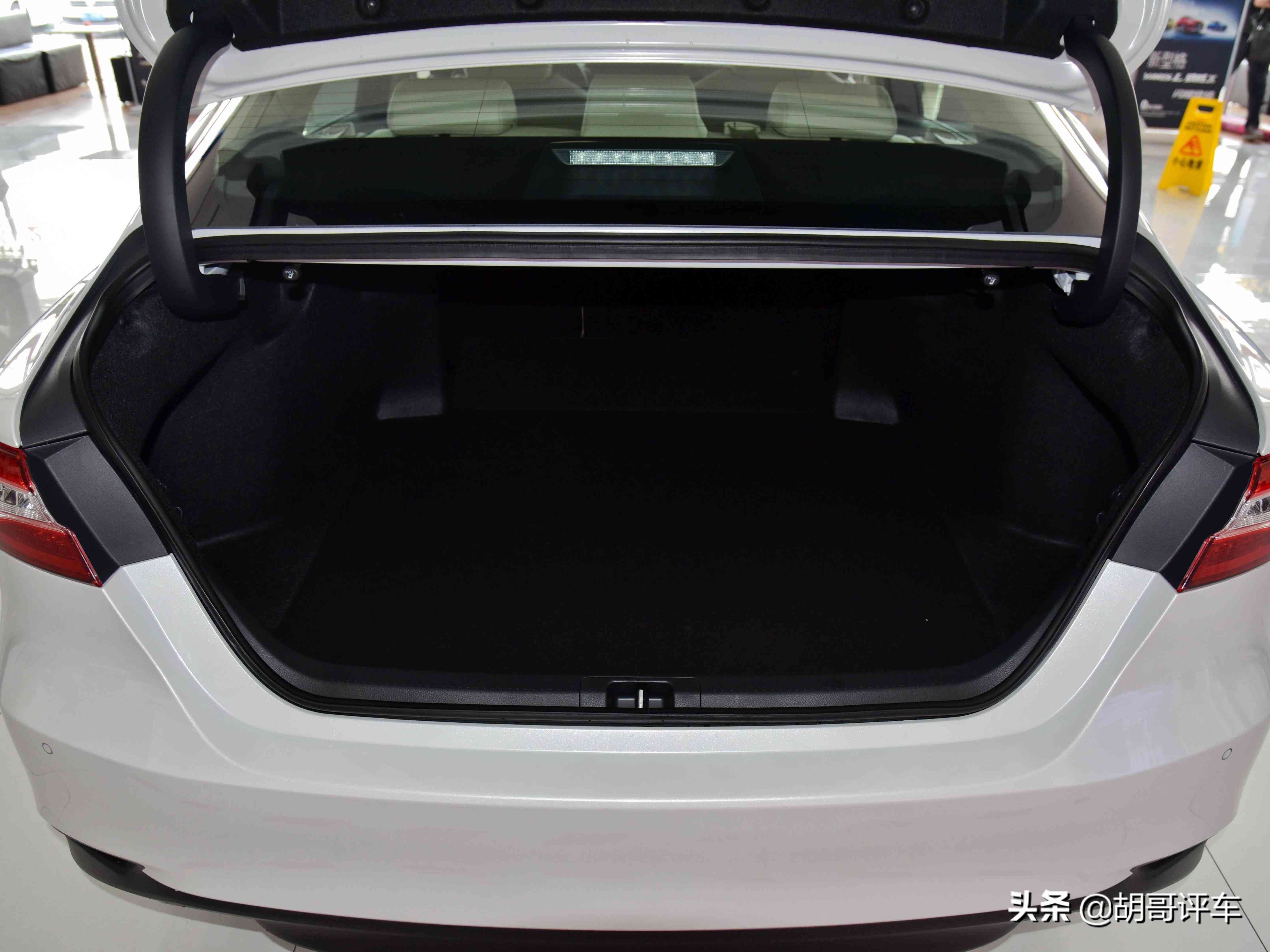 质量好，配置升级价格实惠又省油的合资B级车，带你看丰田凯美瑞