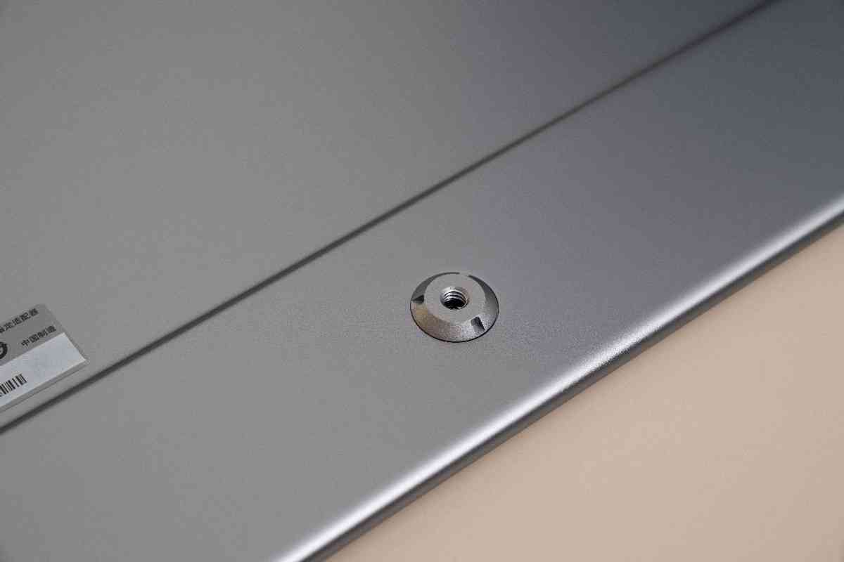 华硕显示器怎么样 色域高更轻薄 华硕ZenScreen OLED MQ16AH便携显示器测评