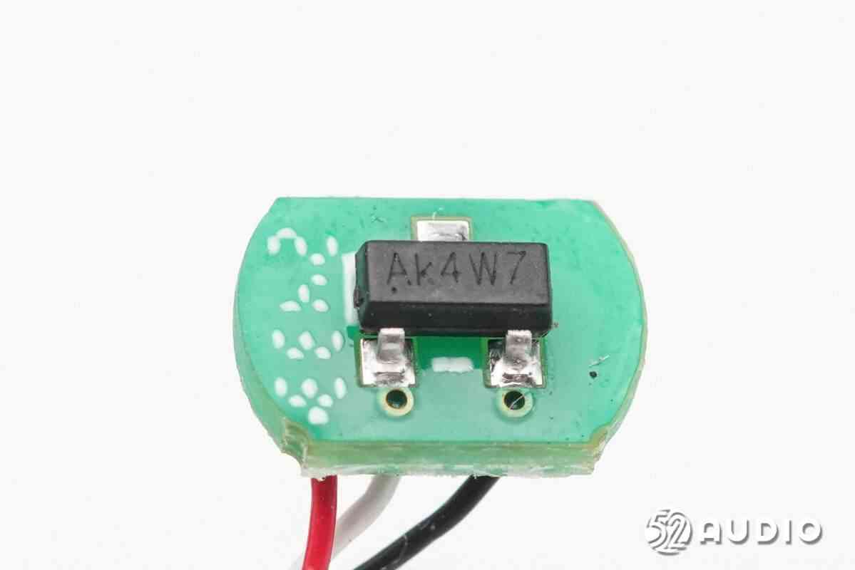 纽曼LY50 AI翻译耳机深度拆解:139种语言同传黑科技揭秘 纽曼LY50 AI翻译耳机深度拆解:139种语言同传黑科技揭秘